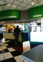 White Spot Triple O's Dentro