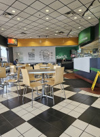 White Spot Triple O's Dentro