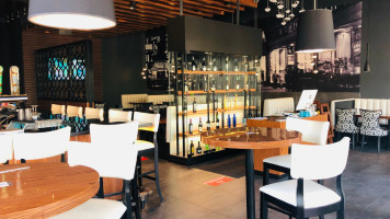 Madisons Restaurant Bar inside