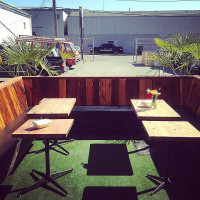 Wheelies Motorcycles & Cafe Dentro