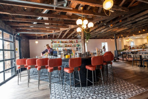 Flame And Smith Dentro