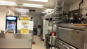Eddie's Cuisine and Pizza Dentro