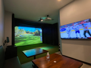 Fore! Everyone Golf Stratford's Indoor Golf Experience